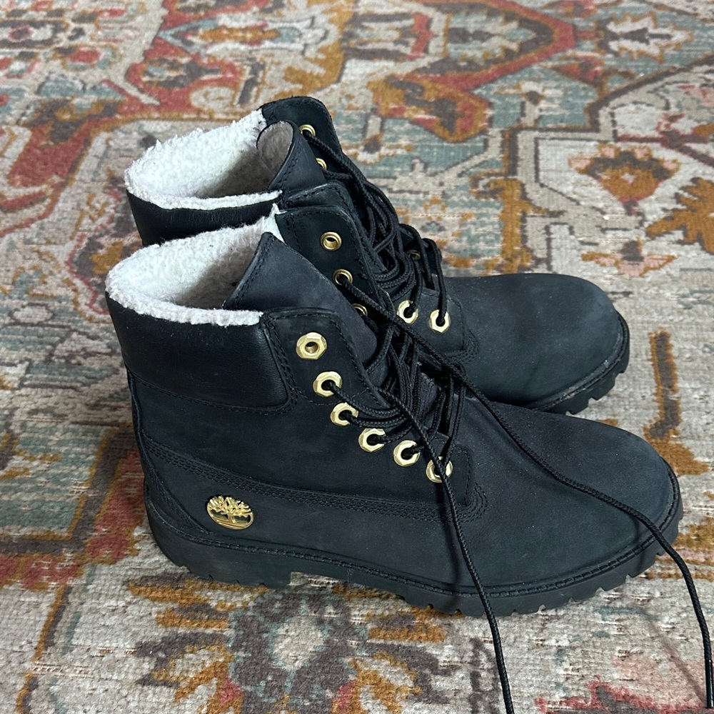 Timberland Black Boots with Gold Eyelets and White Shearling